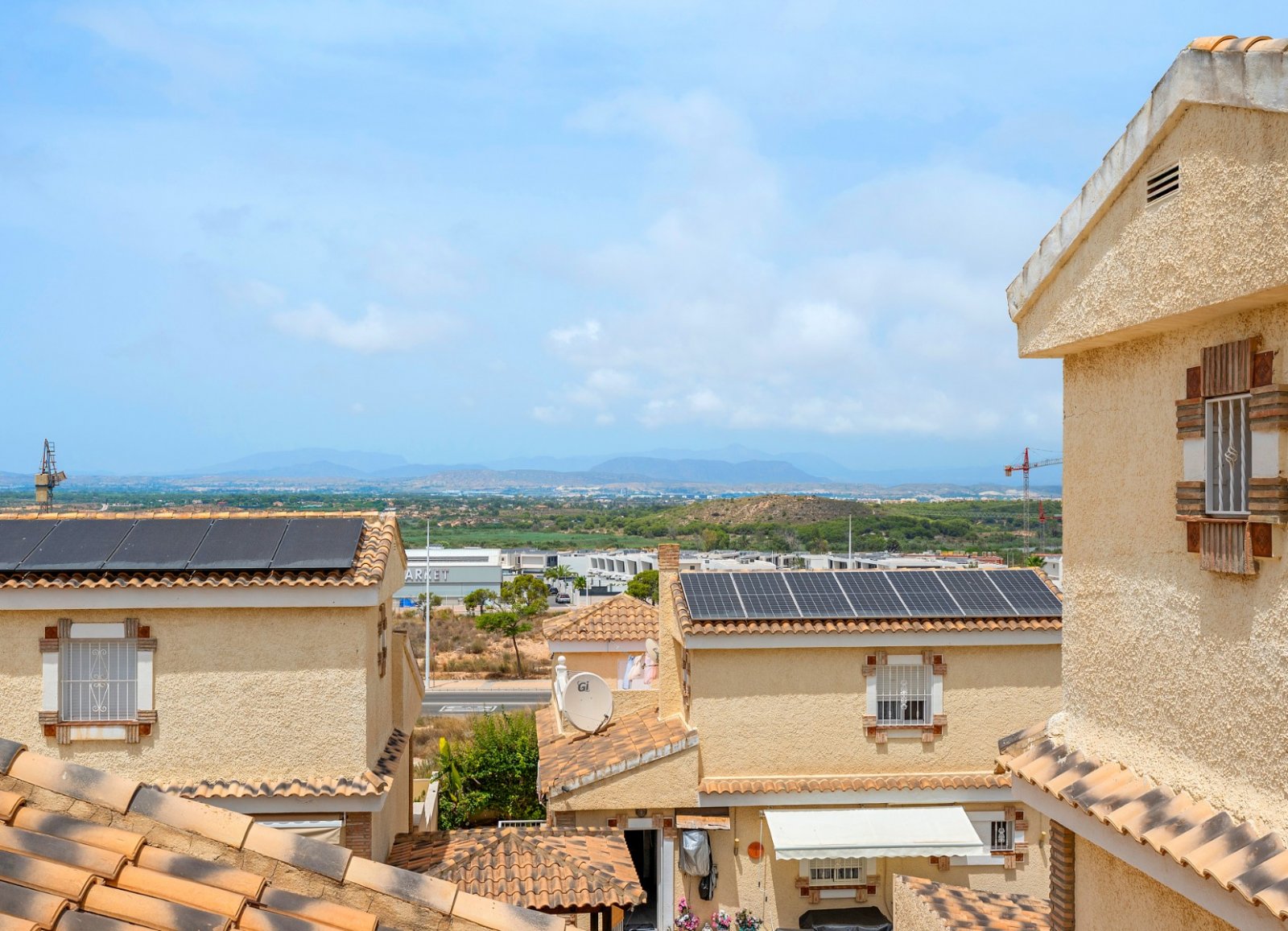 Detached villa with private pool for sale near Alicante | Quiet villa neighborhood | Costa Blanca
Palmhouses proudly presents this excell