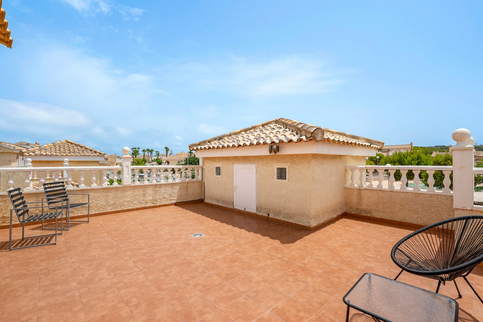 Detached villa with private pool for sale near Alicante | Quiet villa neighborhood | Costa Blanca
Palmhouses proudly presents this excell