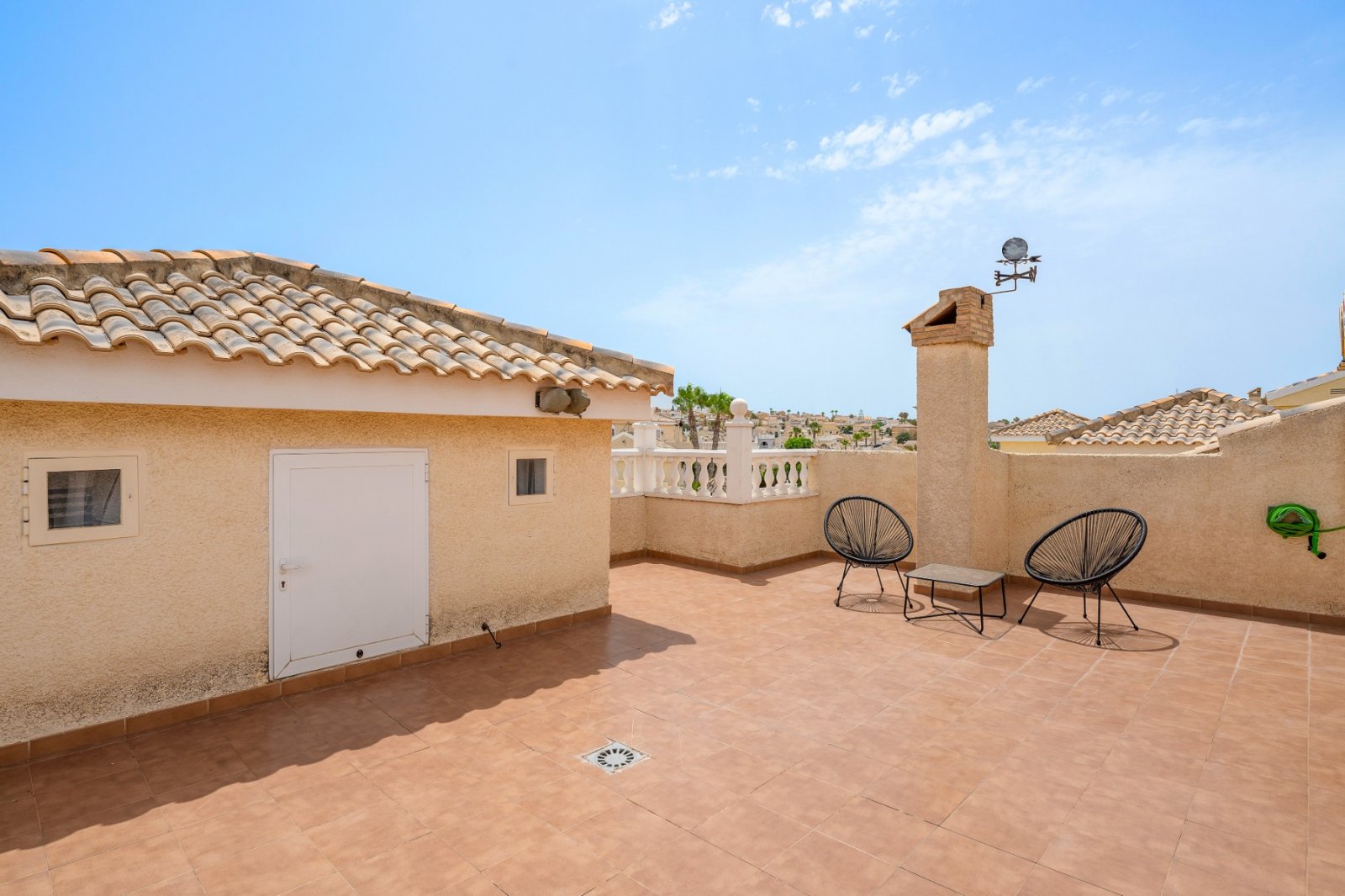 Detached villa with private pool for sale near Alicante | Quiet villa neighborhood | Costa Blanca
Palmhouses proudly presents this excell