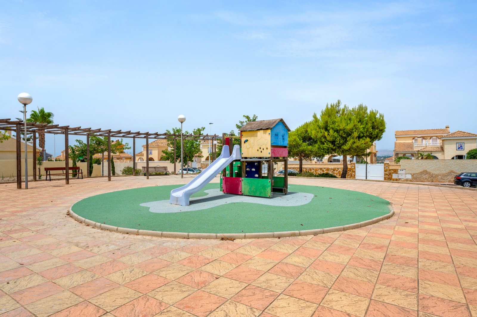 Detached villa with private pool for sale near Alicante | Quiet villa neighborhood | Costa Blanca
Palmhouses proudly presents this excell
