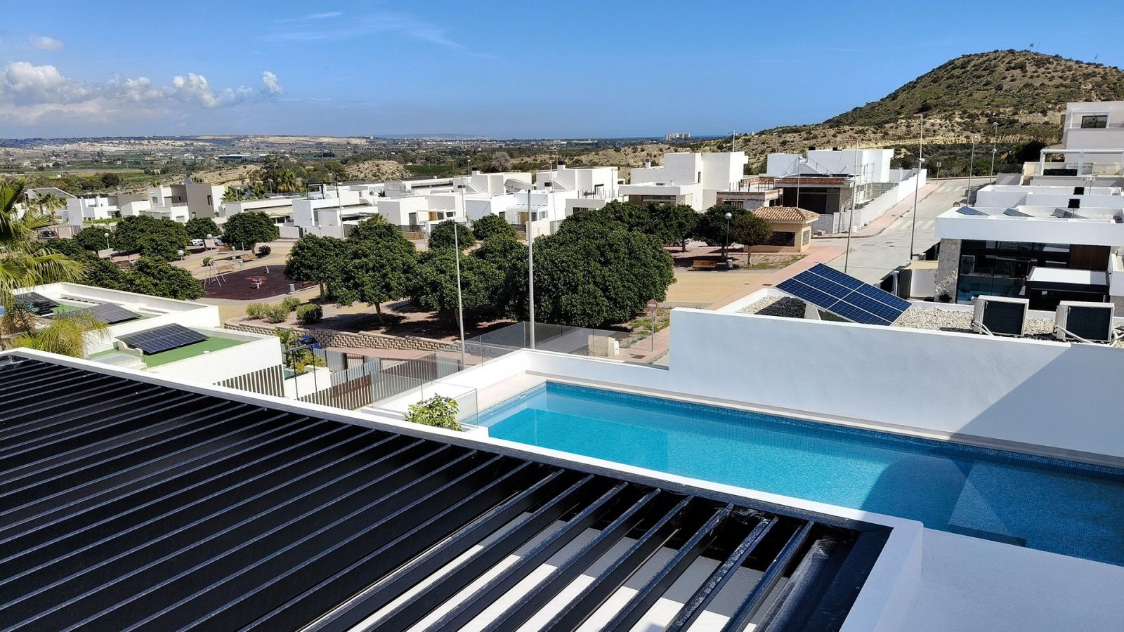 In der prestigeträchtigen Gegend von Ciudad Quesada gelegen, bietet diese freistehende Immobilie eine exklusive Umgebung mit Meerblick. Entworfen für