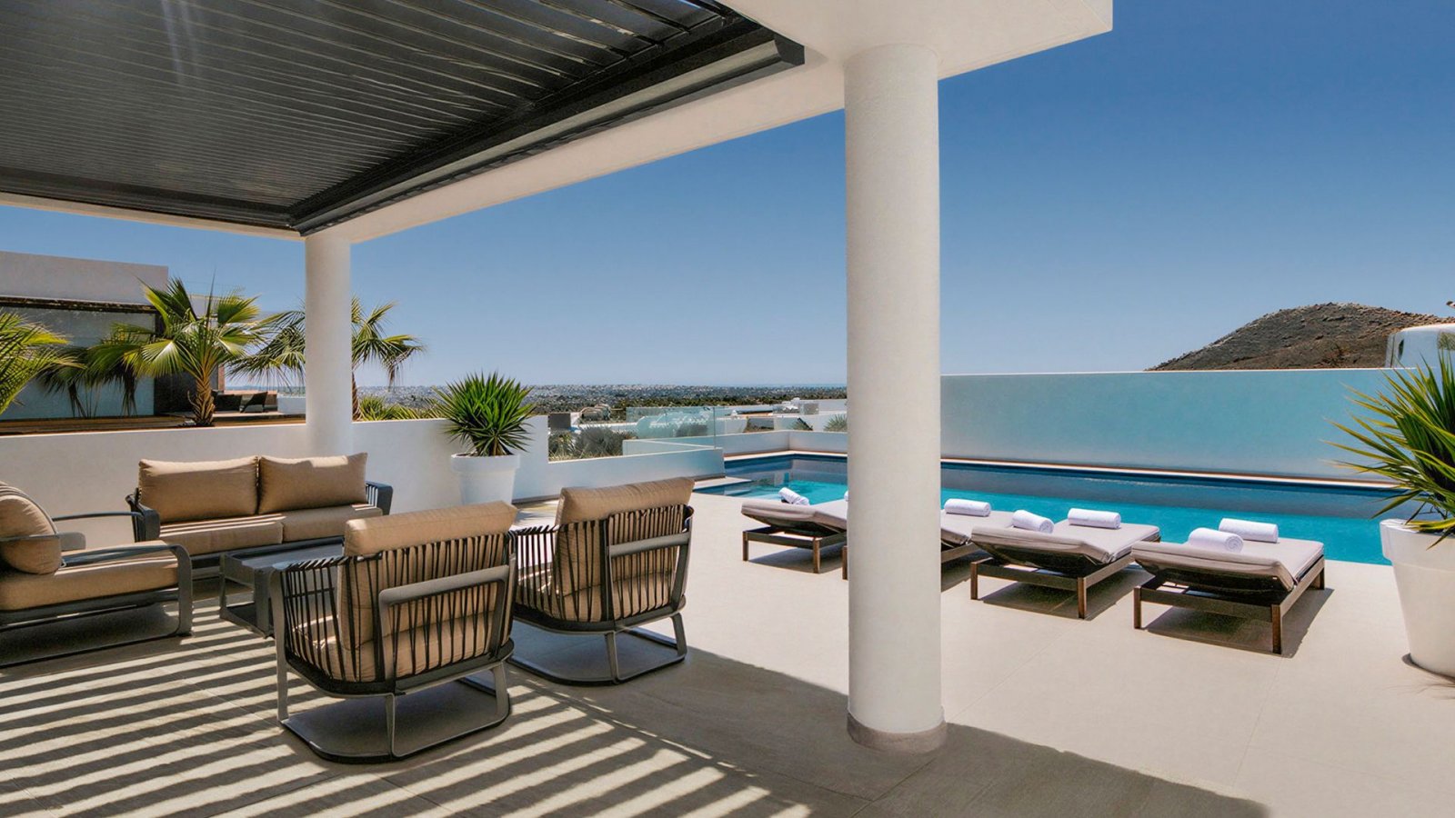 In der prestigeträchtigen Gegend von Ciudad Quesada gelegen, bietet diese freistehende Immobilie eine exklusive Umgebung mit Meerblick. Entworfen für