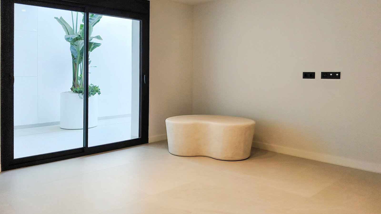 In der prestigeträchtigen Gegend von Ciudad Quesada gelegen, bietet diese freistehende Immobilie eine exklusive Umgebung mit Meerblick. Entworfen für