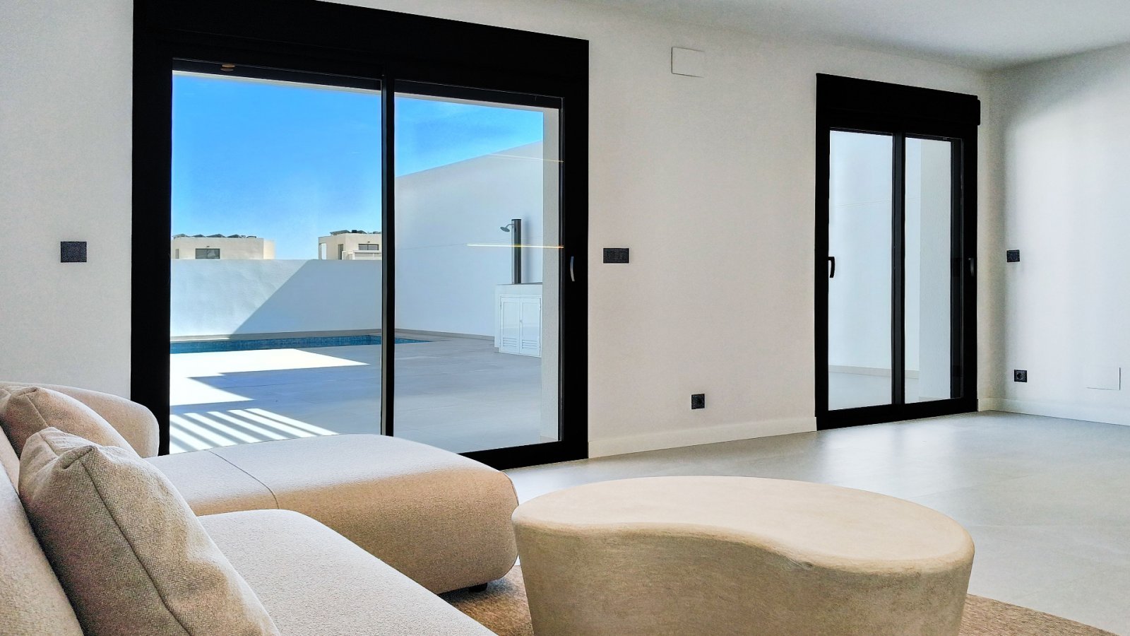 In der prestigeträchtigen Gegend von Ciudad Quesada gelegen, bietet diese freistehende Immobilie eine exklusive Umgebung mit Meerblick. Entworfen für