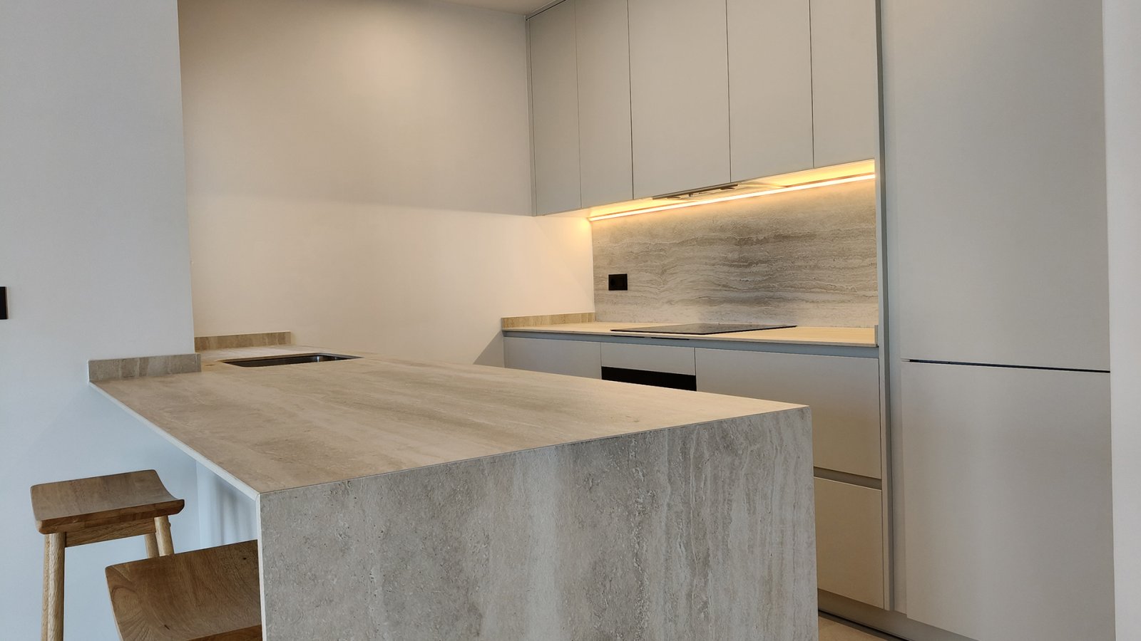 In der prestigeträchtigen Gegend von Ciudad Quesada gelegen, bietet diese freistehende Immobilie eine exklusive Umgebung mit Meerblick. Entworfen für