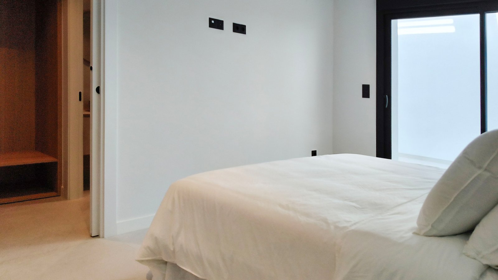 In der prestigeträchtigen Gegend von Ciudad Quesada gelegen, bietet diese freistehende Immobilie eine exklusive Umgebung mit Meerblick. Entworfen für