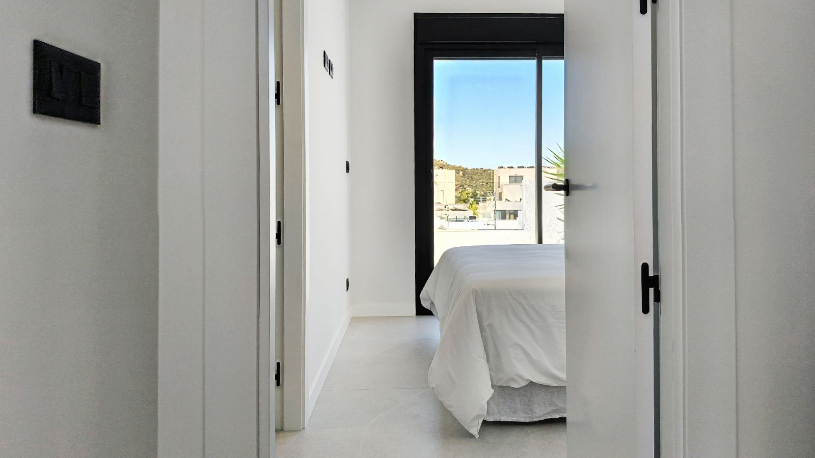 In der prestigeträchtigen Gegend von Ciudad Quesada gelegen, bietet diese freistehende Immobilie eine exklusive Umgebung mit Meerblick. Entworfen für