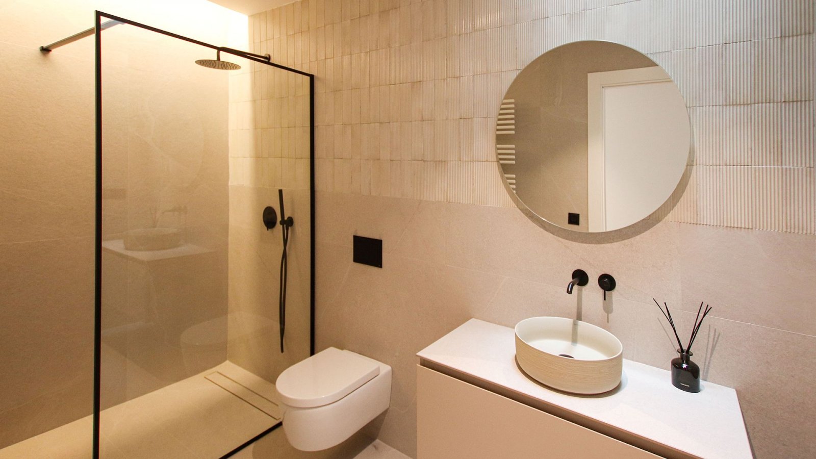 In der prestigeträchtigen Gegend von Ciudad Quesada gelegen, bietet diese freistehende Immobilie eine exklusive Umgebung mit Meerblick. Entworfen für