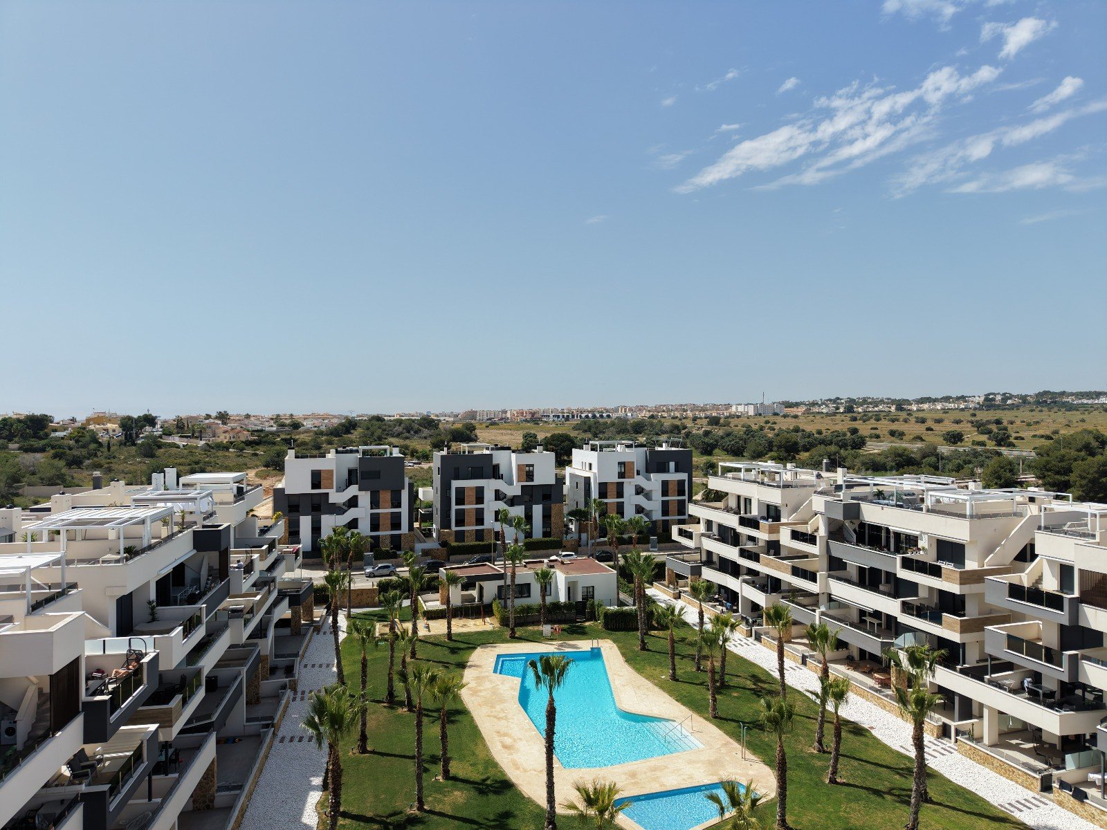 This West Facing, Two Bedroom, Second Floor Apartment in Los Altos is located within a 10 minute walk of a main chain supermarket, JYSK furniture st