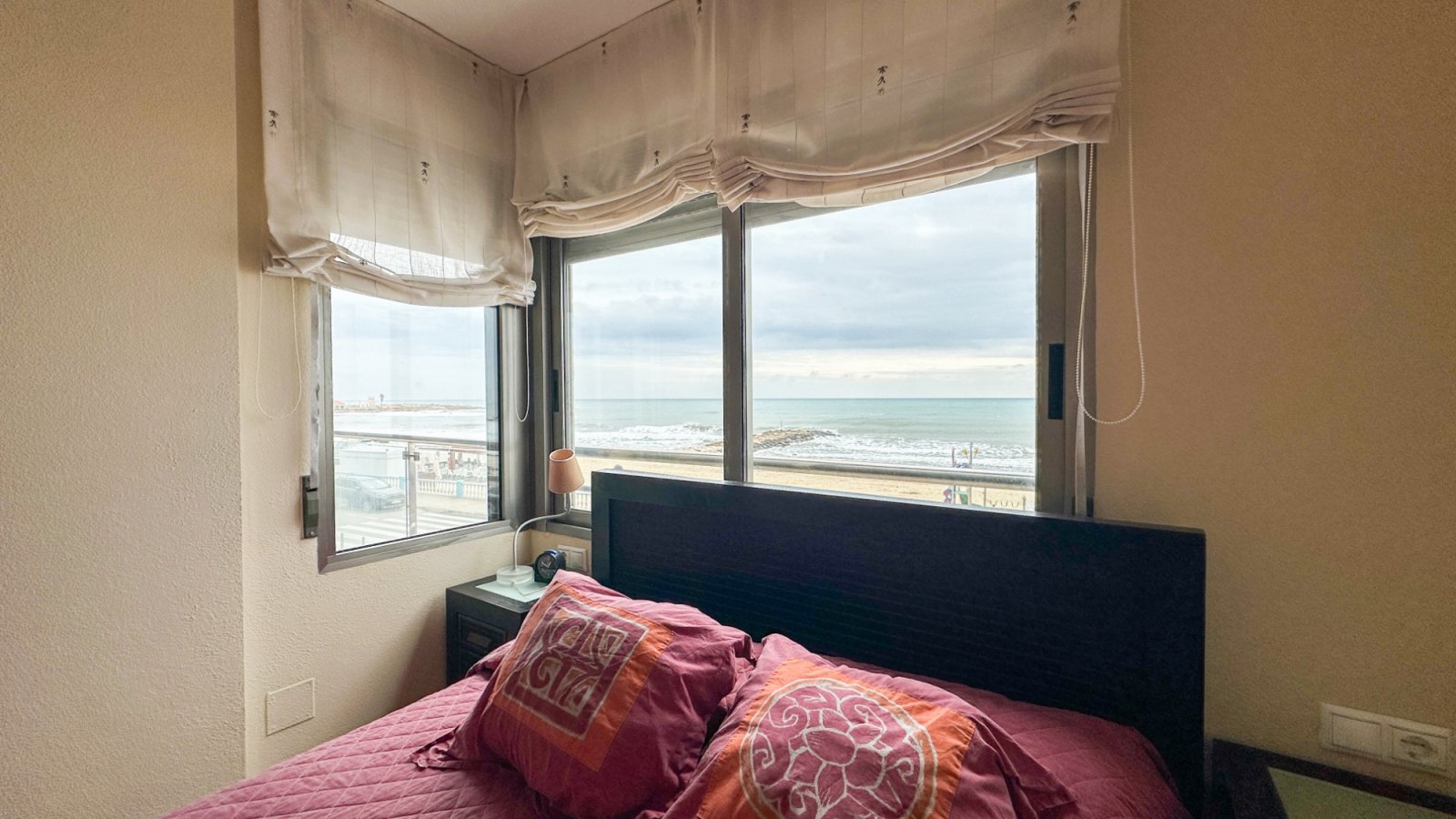 präsentiert dieses spektakuläre Strandapartment in Torrevieja mit atemberaubendem, unverbaubarem Meerblick.

Das Apartment