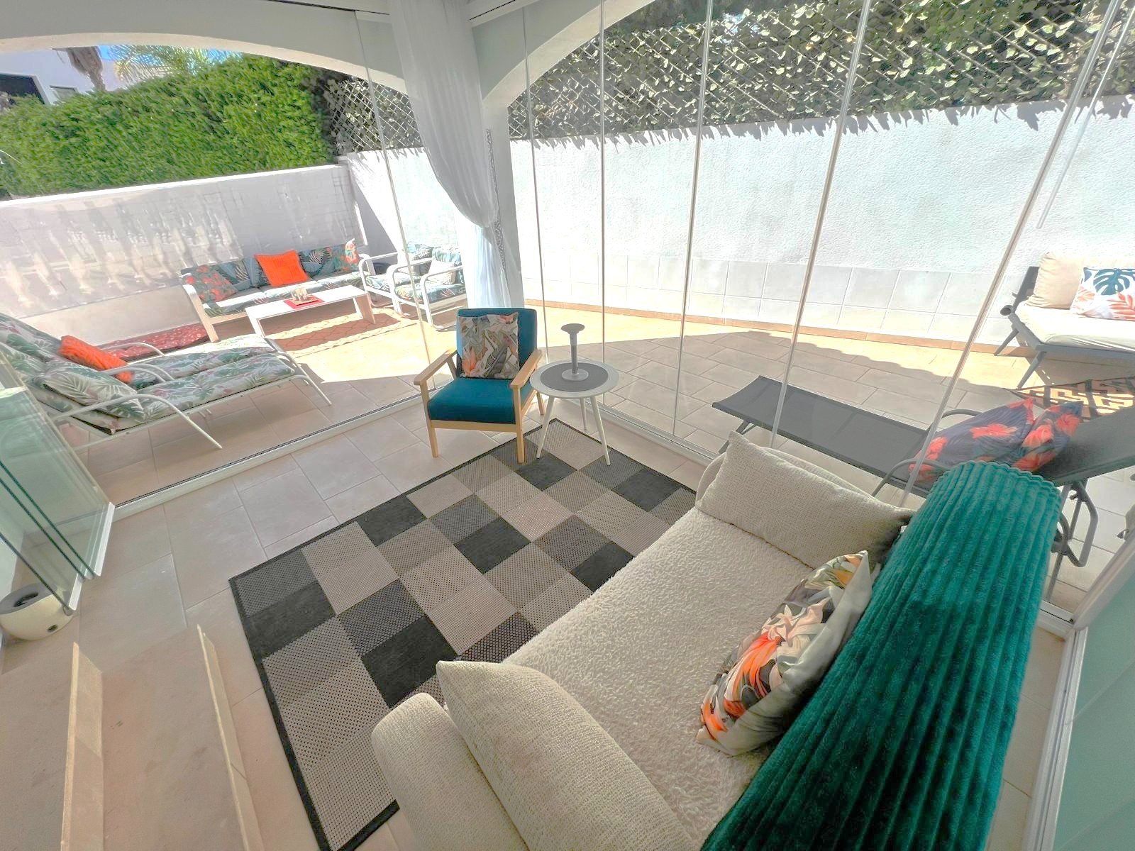 This modernized villa enjoys a calm and sunny location within a 5 minute walk from all services and amenities.

The spaci