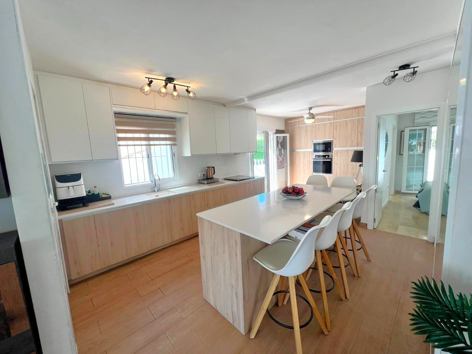 This modernized villa enjoys a calm and sunny location within a 5 minute walk from all services and amenities.

The spaci