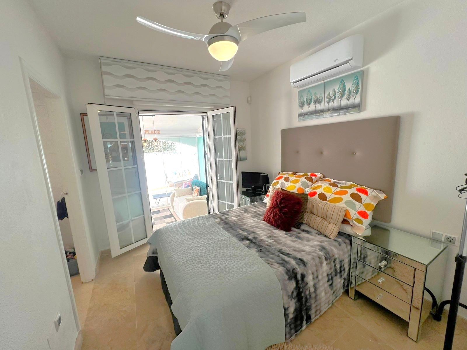 This modernized villa enjoys a calm and sunny location within a 5 minute walk from all services and amenities.

The spaci