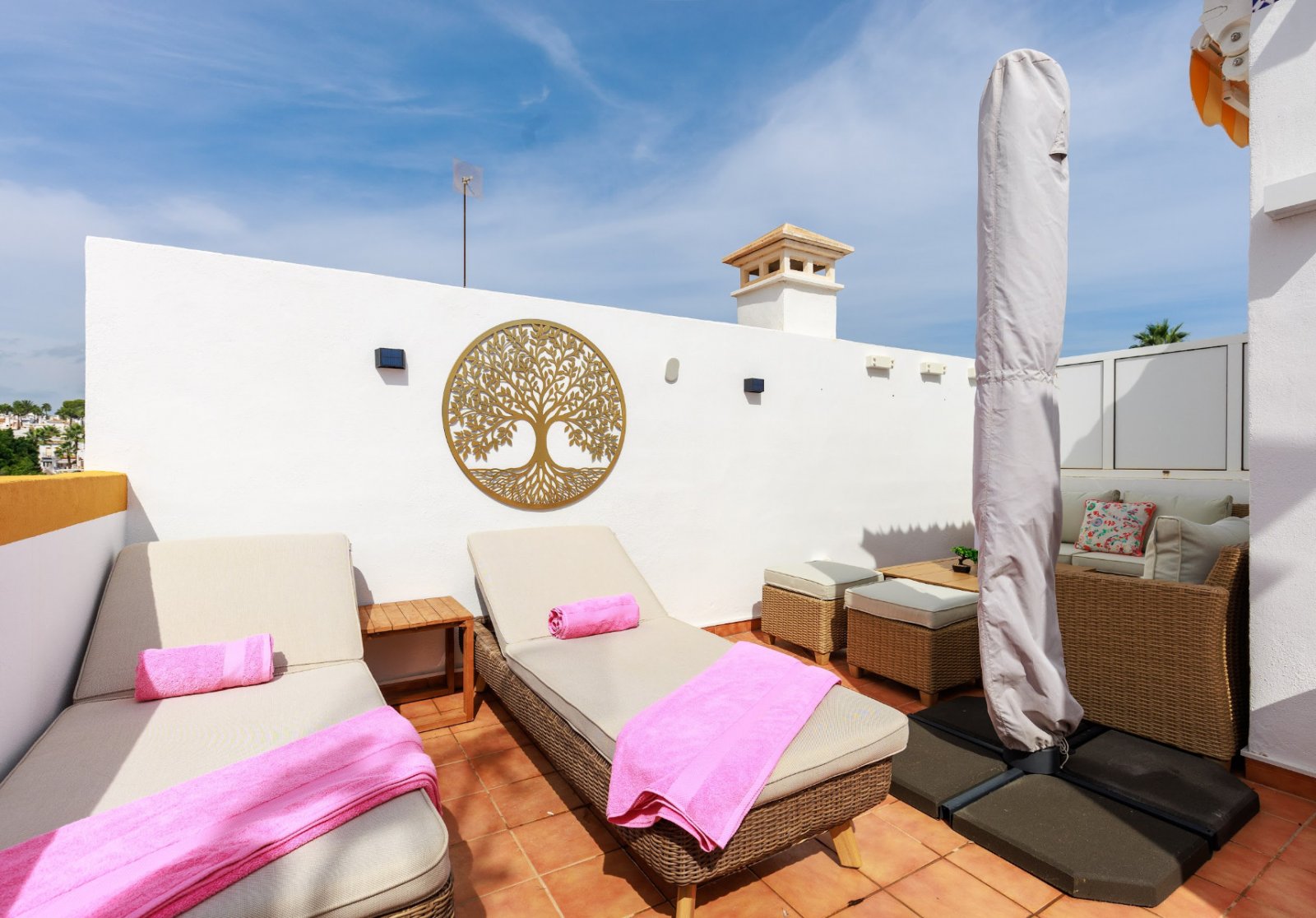 2 Schlafzimmer | 2 Badezimmer | Privates Solarium | 34 m² Untergeschoss | Gemeinschaftspool | Südwestlage | Voll möbliert
Dieses wunderschö