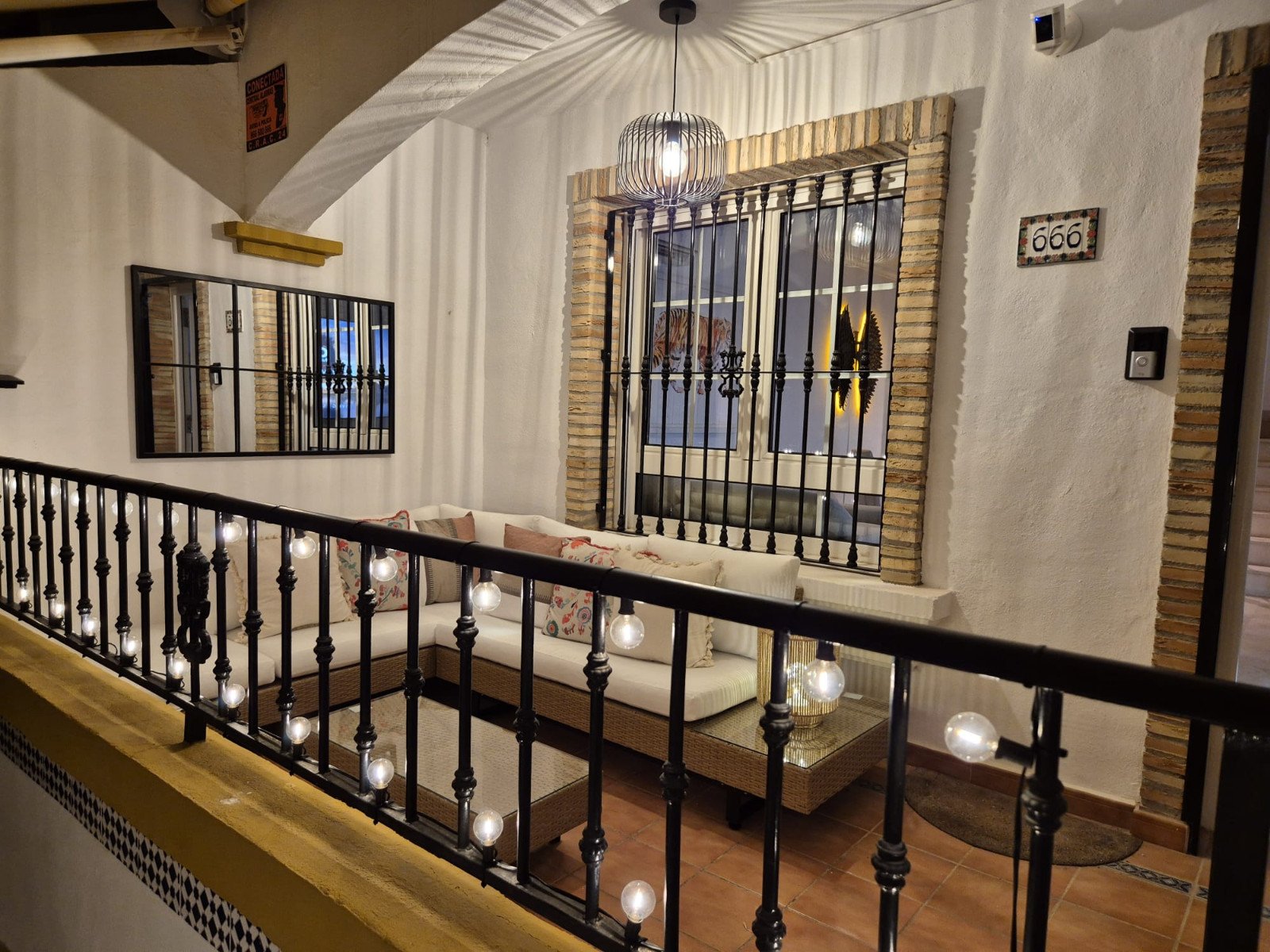 2 Schlafzimmer | 2 Badezimmer | Privates Solarium | 34 m² Untergeschoss | Gemeinschaftspool | Südwestlage | Voll möbliert
Dieses wunderschö