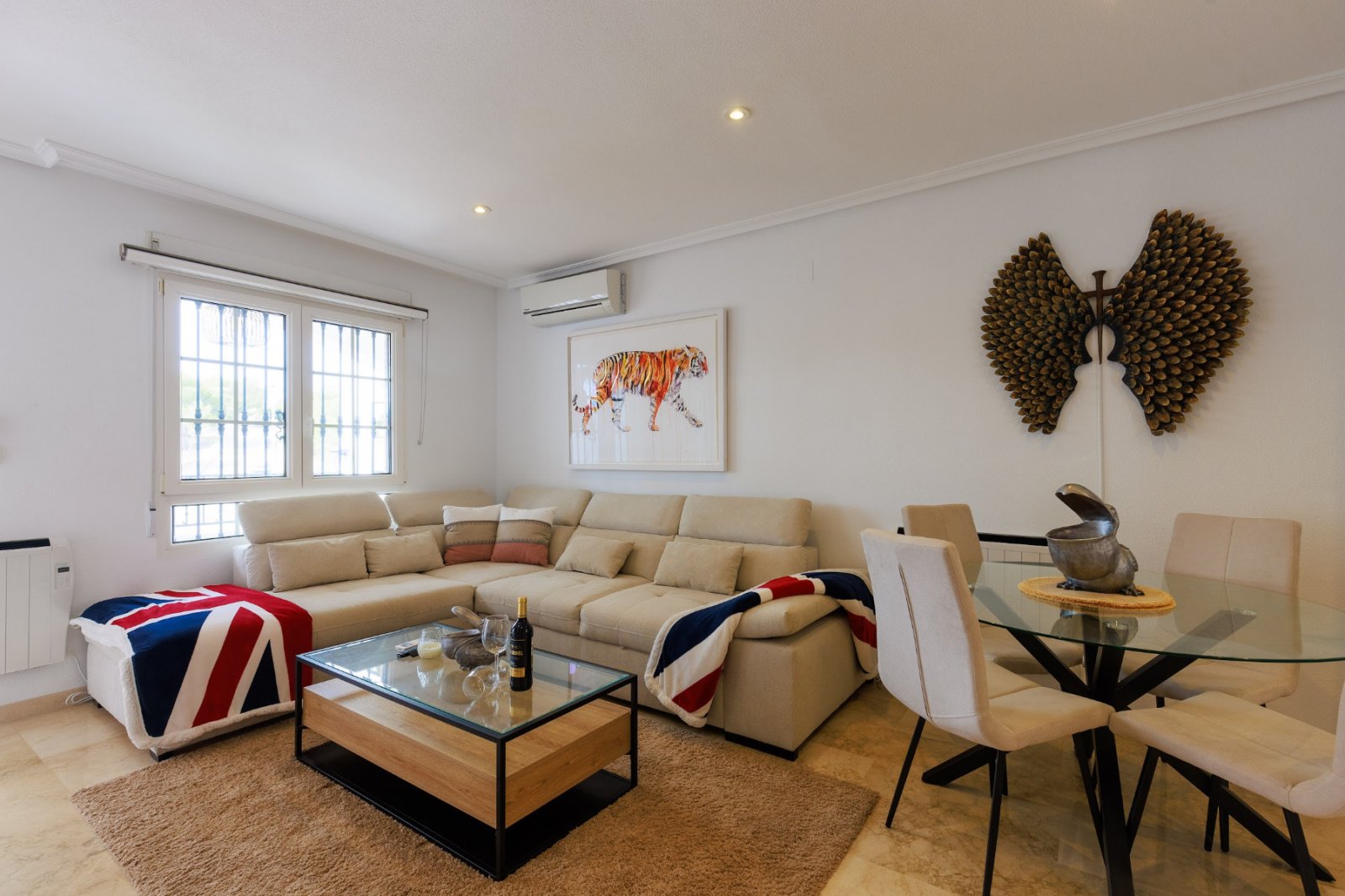 2 Schlafzimmer | 2 Badezimmer | Privates Solarium | 34 m² Untergeschoss | Gemeinschaftspool | Südwestlage | Voll möbliert
Dieses wunderschö