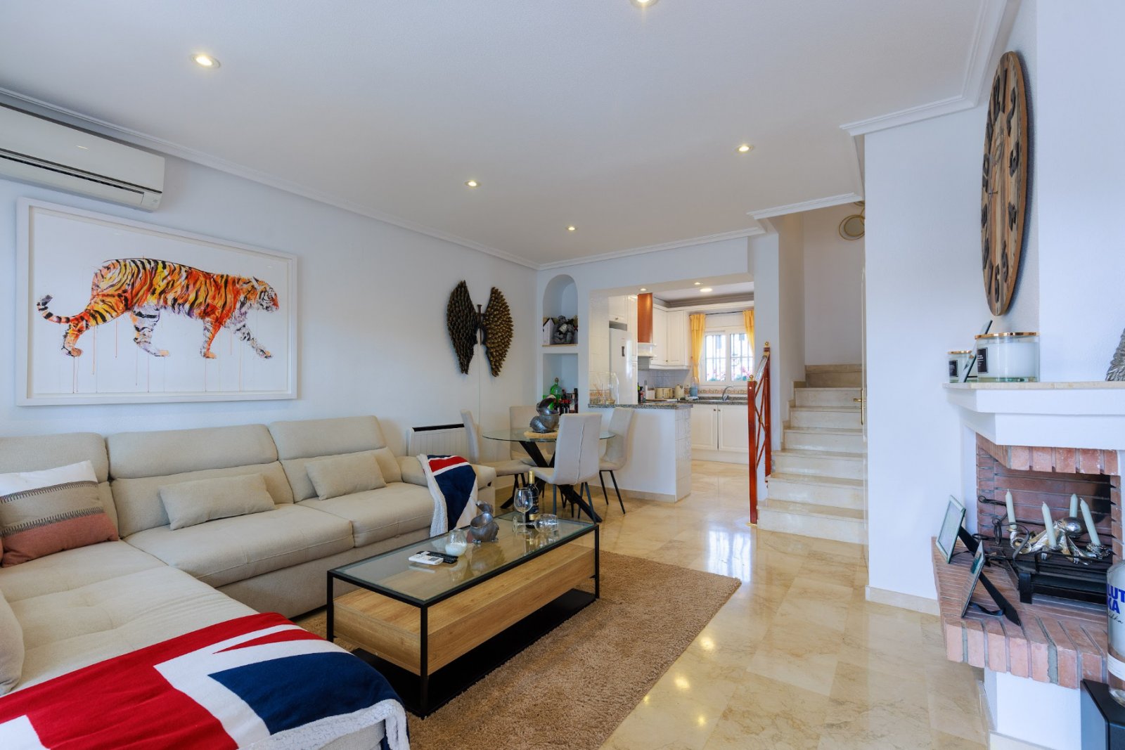 2 Schlafzimmer | 2 Badezimmer | Privates Solarium | 34 m² Untergeschoss | Gemeinschaftspool | Südwestlage | Voll möbliert
Dieses wunderschö