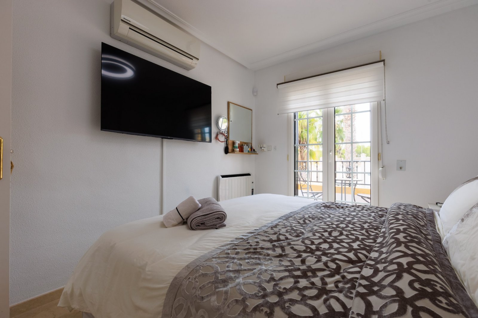 2 Schlafzimmer | 2 Badezimmer | Privates Solarium | 34 m² Untergeschoss | Gemeinschaftspool | Südwestlage | Voll möbliert
Dieses wunderschö