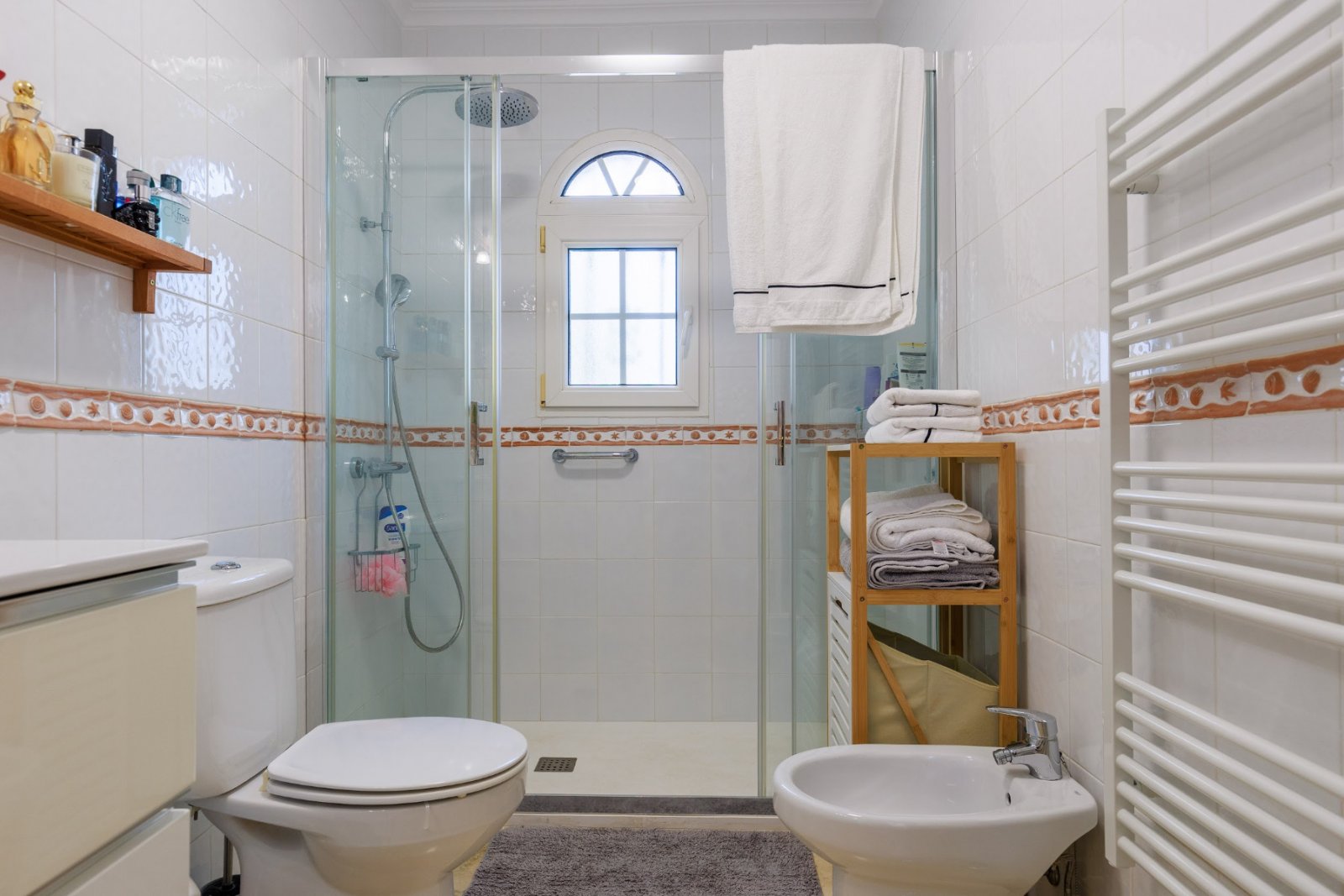 2 Schlafzimmer | 2 Badezimmer | Privates Solarium | 34 m² Untergeschoss | Gemeinschaftspool | Südwestlage | Voll möbliert
Dieses wunderschö