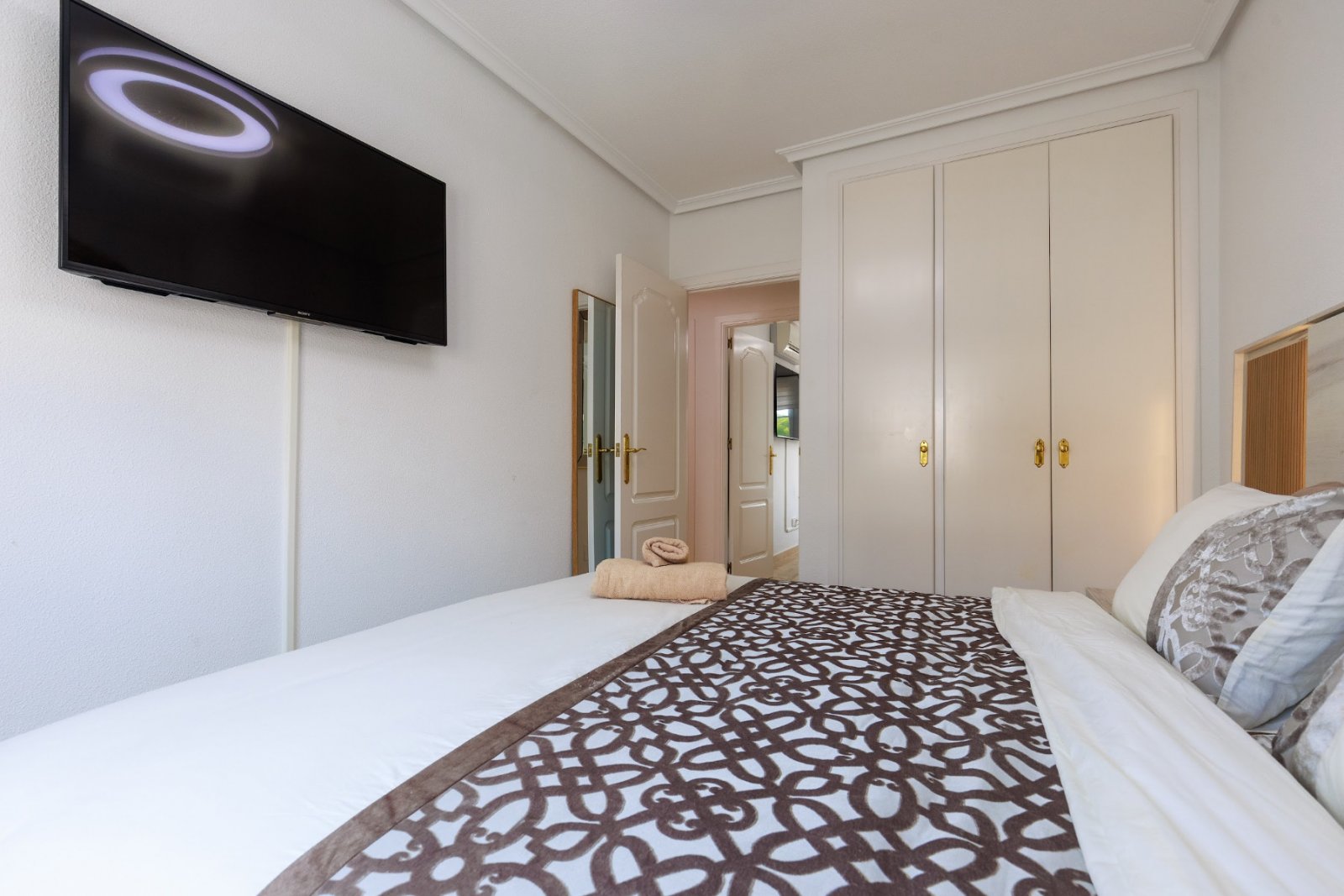 2 Schlafzimmer | 2 Badezimmer | Privates Solarium | 34 m² Untergeschoss | Gemeinschaftspool | Südwestlage | Voll möbliert
Dieses wunderschö