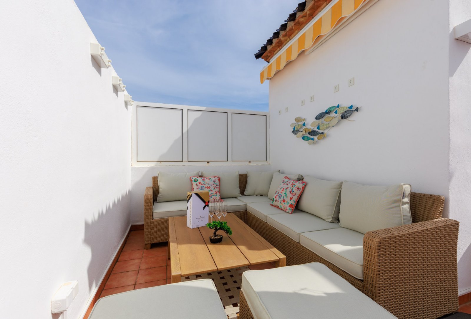 2 Schlafzimmer | 2 Badezimmer | Privates Solarium | 34 m² Untergeschoss | Gemeinschaftspool | Südwestlage | Voll möbliert
Dieses wunderschö