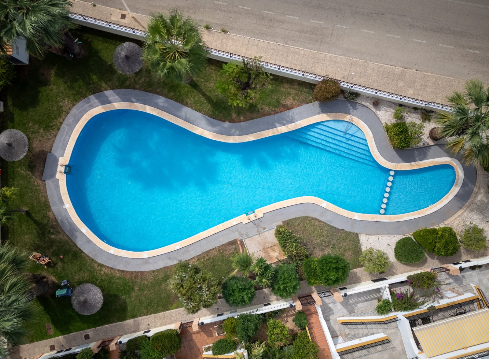 2 Schlafzimmer | 2 Badezimmer | Privates Solarium | 34 m² Untergeschoss | Gemeinschaftspool | Südwestlage | Voll möbliert
Dieses wunderschö