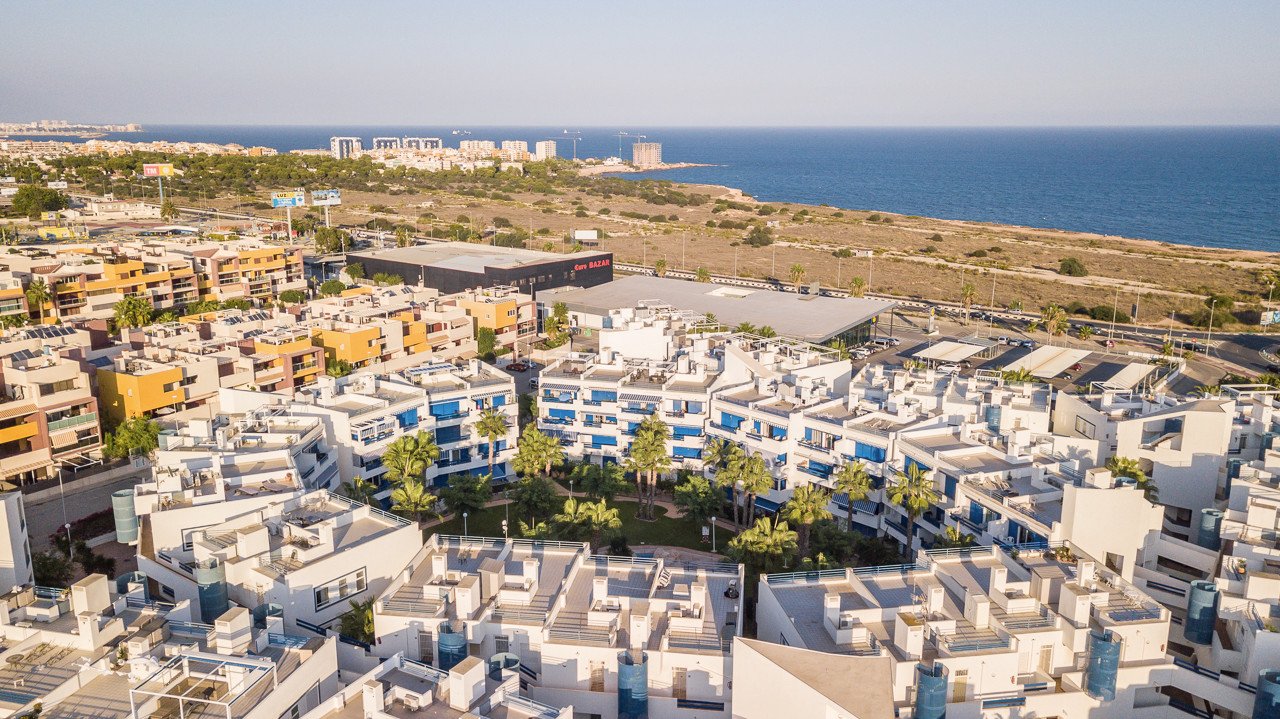  Hervorragendes Penthouse-Apartment in der äußerst begehrten Wohnanlage La Calma in Playa Flamenca, nur wenige Augenblicke vom Mittelmeer entfernt. Di