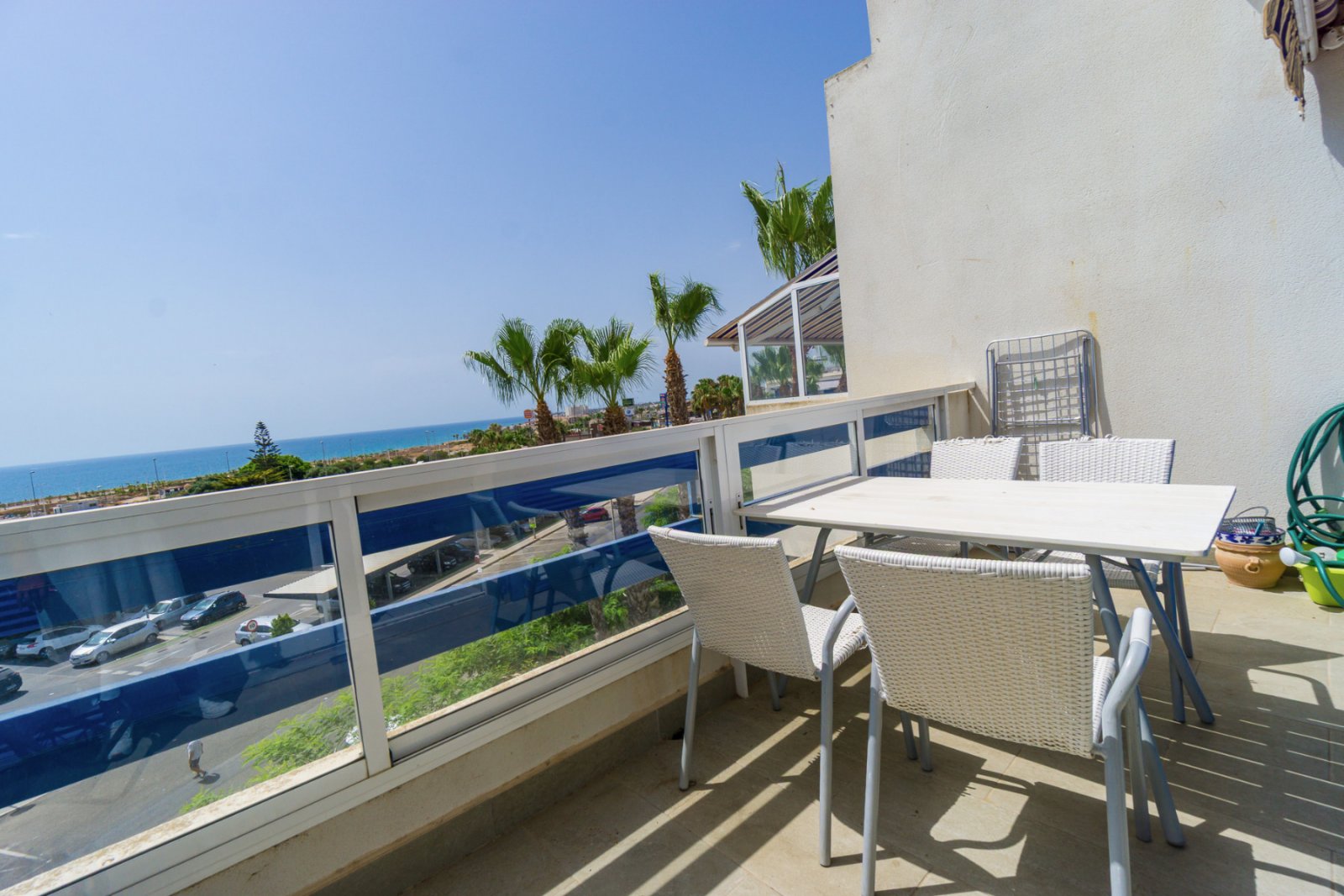  Hervorragendes Penthouse-Apartment in der äußerst begehrten Wohnanlage La Calma in Playa Flamenca, nur wenige Augenblicke vom Mittelmeer entfernt. Di