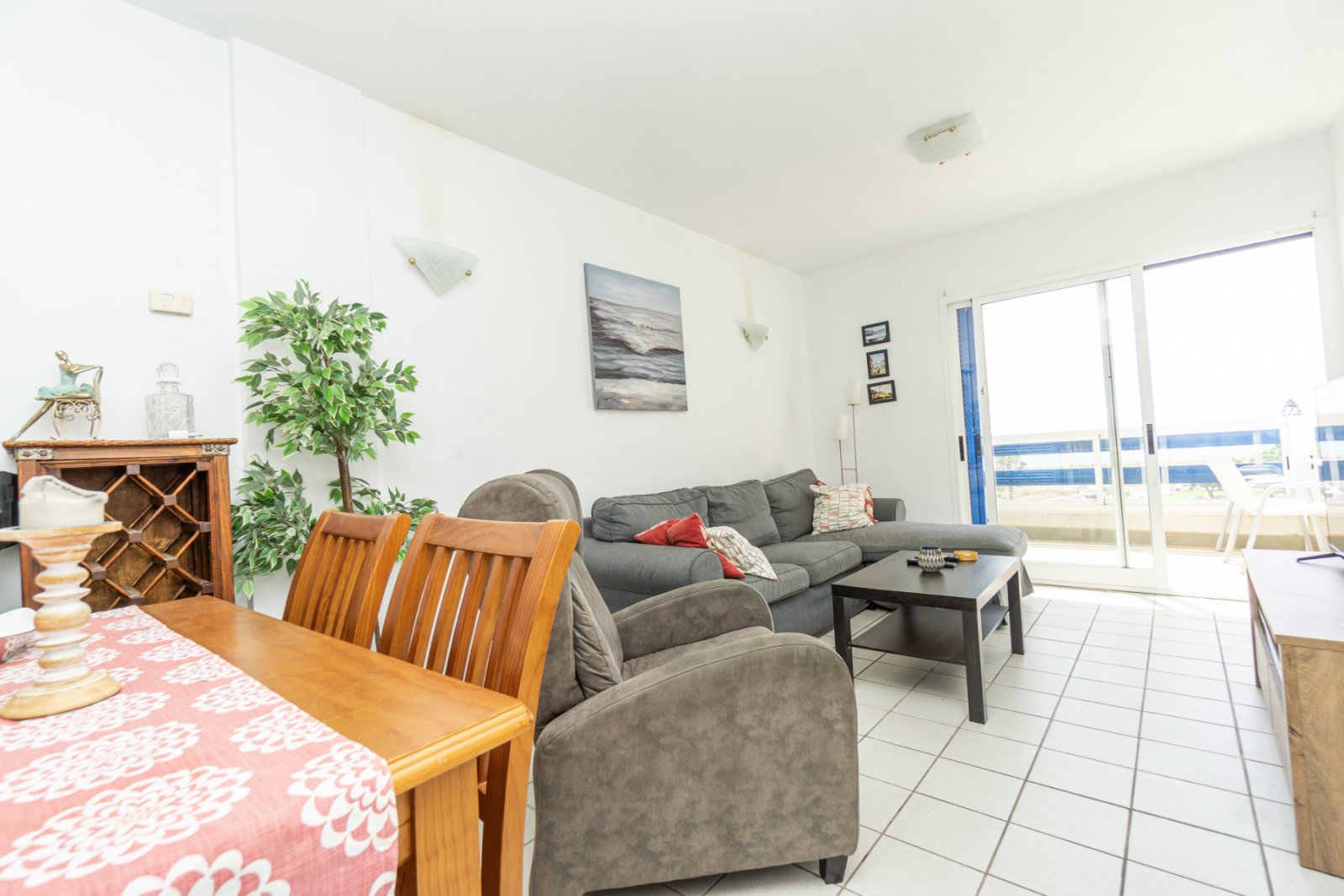  Hervorragendes Penthouse-Apartment in der äußerst begehrten Wohnanlage La Calma in Playa Flamenca, nur wenige Augenblicke vom Mittelmeer entfernt. Di