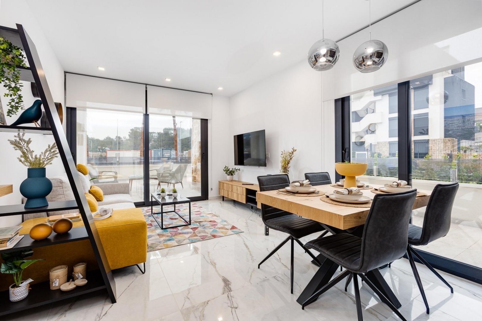  In der prestigeträchtigen Gegend von Ciudad Quesada gelegen, bietet dieses freistehende Chalet ein exklusives Wohnerlebnis. Entworfen für diejenigen,