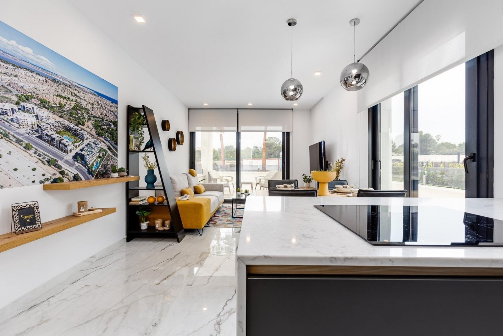  In der prestigeträchtigen Gegend von Ciudad Quesada gelegen, bietet dieses freistehende Chalet ein exklusives Wohnerlebnis. Entworfen für diejenigen,