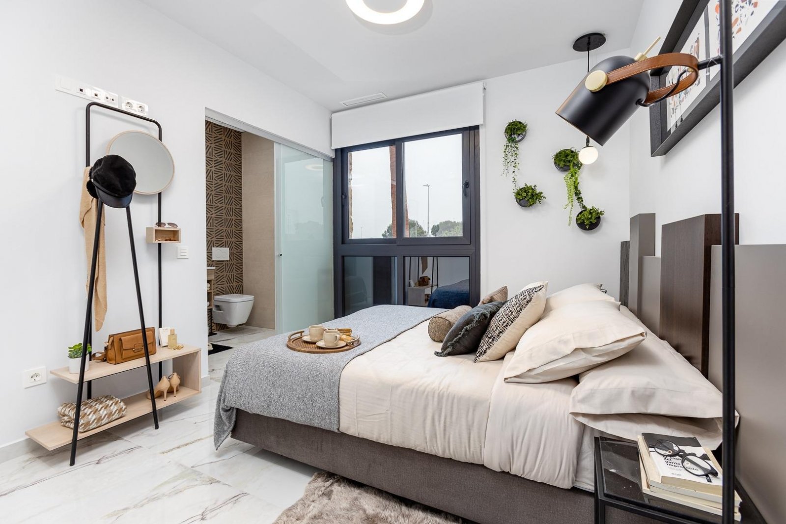  In der prestigeträchtigen Gegend von Ciudad Quesada gelegen, bietet dieses freistehende Chalet ein exklusives Wohnerlebnis. Entworfen für diejenigen,