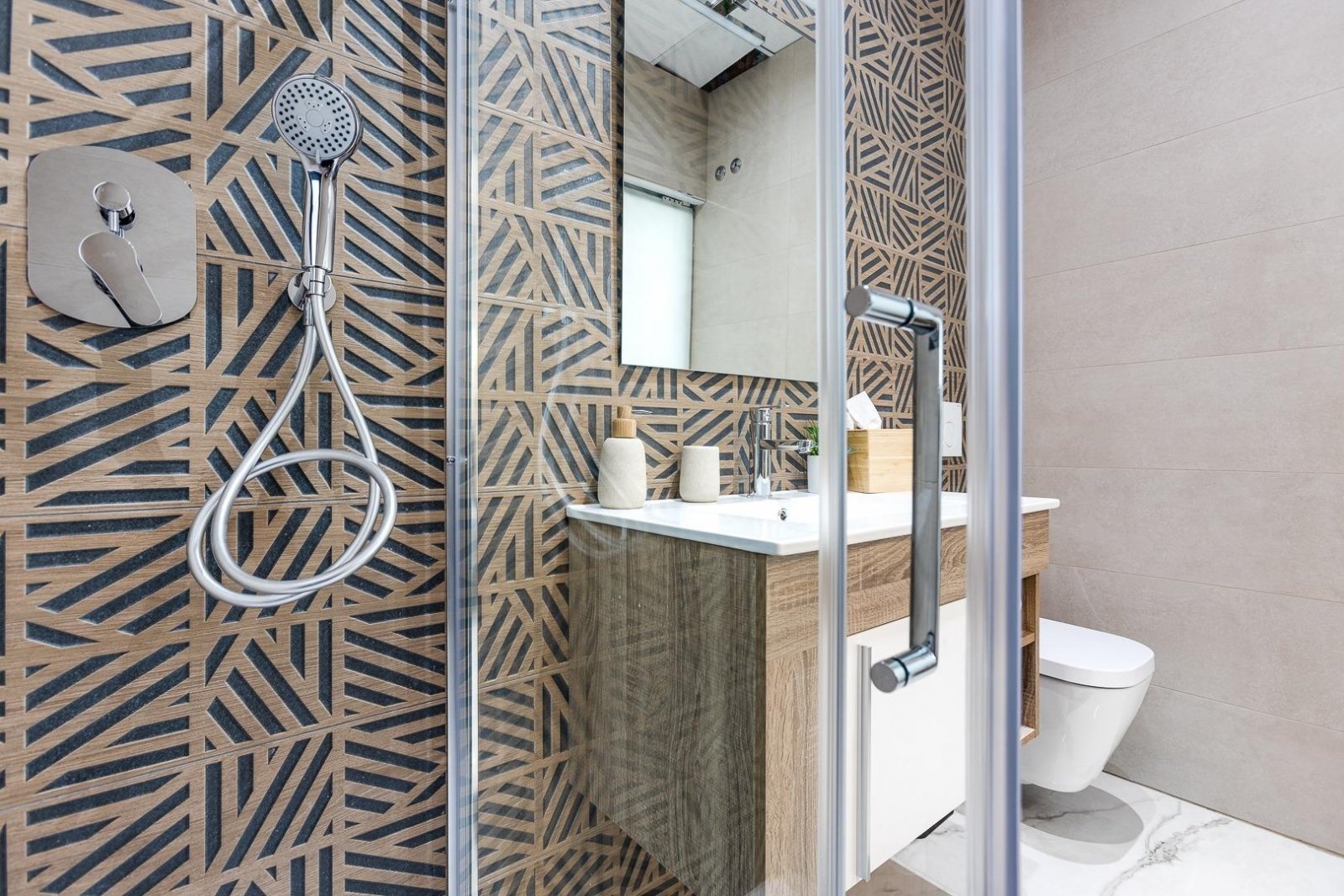  In der prestigeträchtigen Gegend von Ciudad Quesada gelegen, bietet dieses freistehende Chalet ein exklusives Wohnerlebnis. Entworfen für diejenigen,