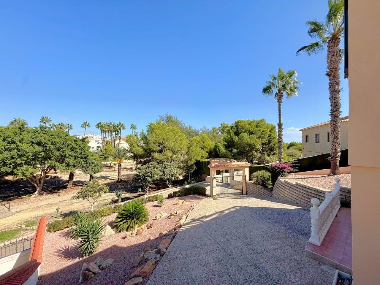 Situated on a large plot of 535 m2 offering a private pool, terraced areas, an outdoor eating area and a landscaped garden

 &#
