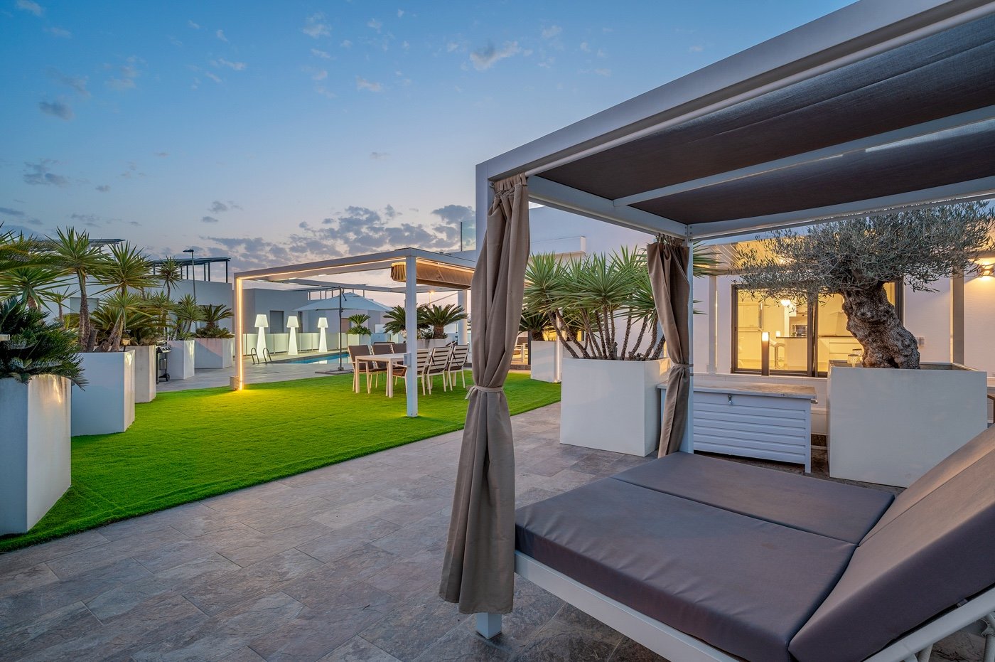 Diese moderne freistehende Villa wurde 2018 erbaut und befindet sich in Villamartín, Orihuela Costa. Mit einer bebauten Fläche von 113 m² auf einem g