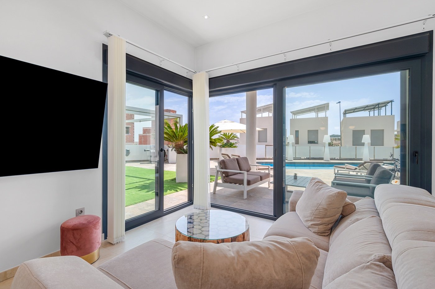 Diese moderne freistehende Villa wurde 2018 erbaut und befindet sich in Villamartín, Orihuela Costa. Mit einer bebauten Fläche von 113 m² auf einem g
