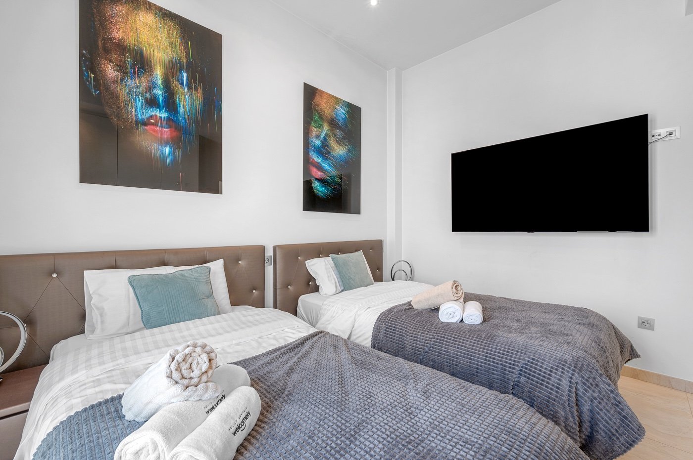 Diese moderne freistehende Villa wurde 2018 erbaut und befindet sich in Villamartín, Orihuela Costa. Mit einer bebauten Fläche von 113 m² auf einem g