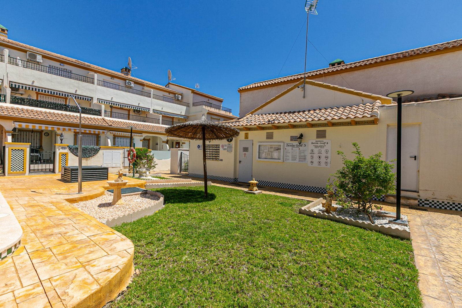 Zum Verkauf steht ein charmantes Reihenhaus in La Zenia innerhalb einer exklusiven geschlossenen Wohnanlage mit Gemeinschaftspool, bestehend aus nur