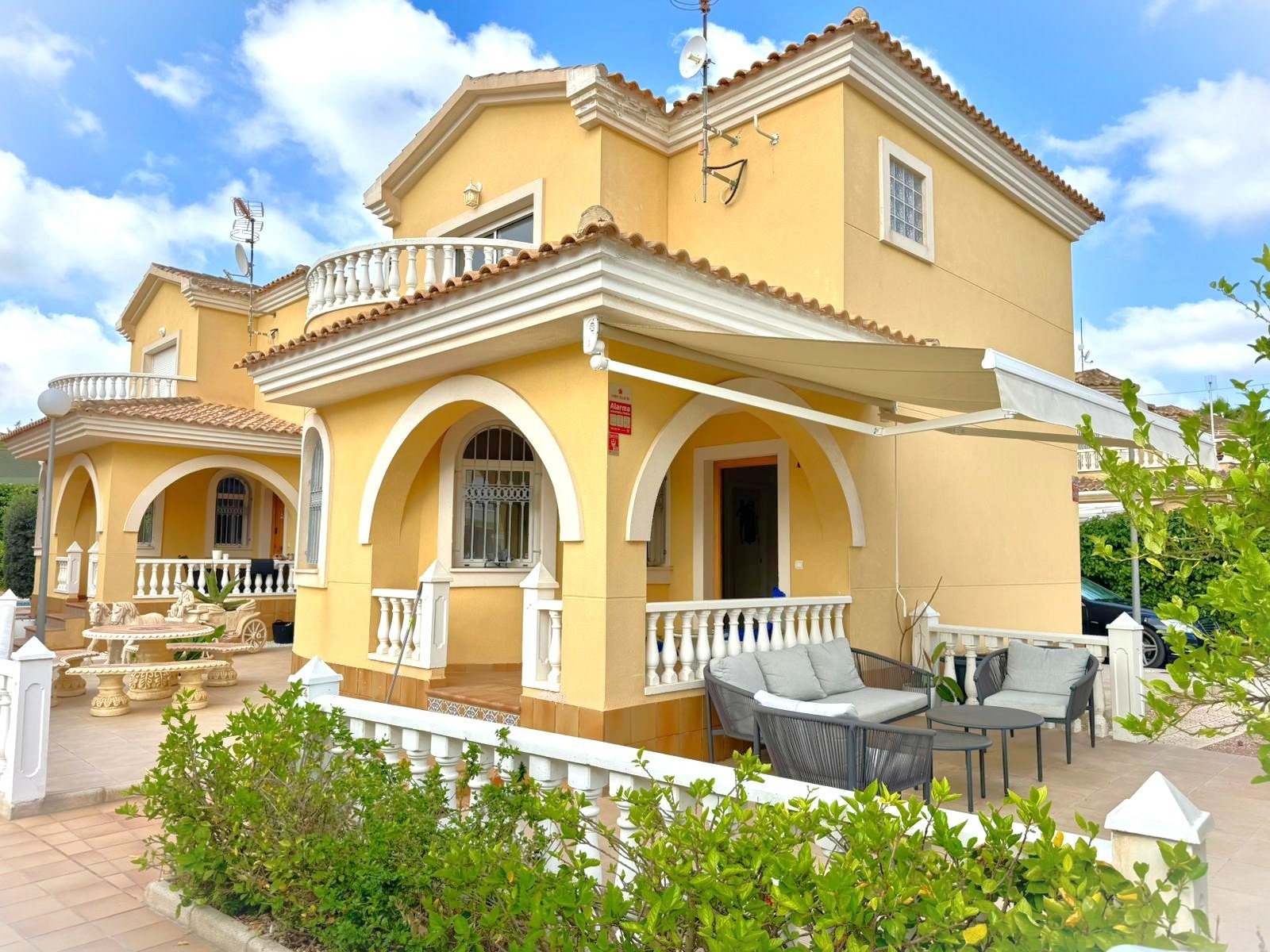   Well maintained and well distributed detached villa at 250m distance from the popular La Fuente Commercial centre
The 110m2 (approx..) pro