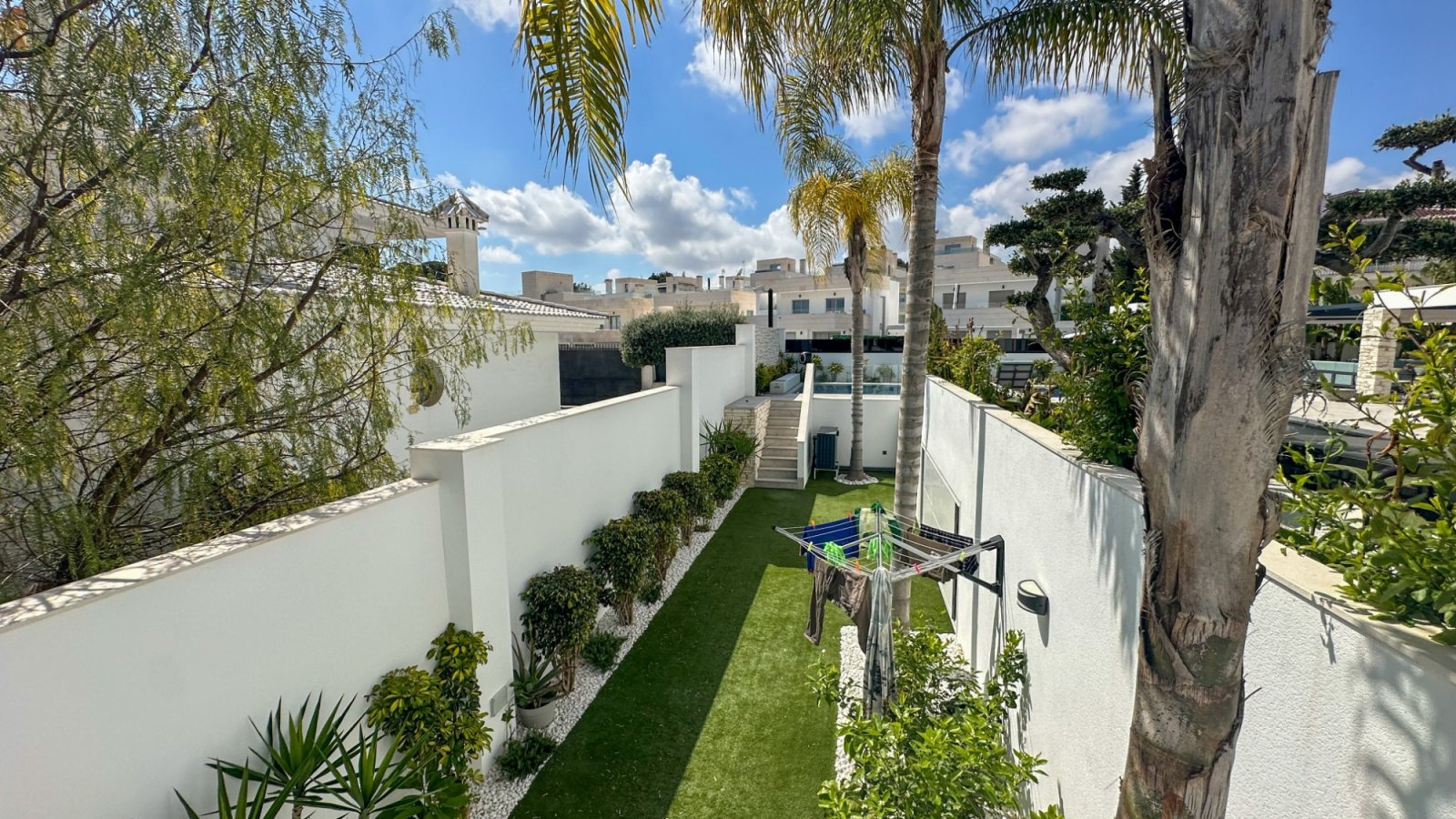 Gelegen in einer der privilegiertesten Lagen von Villamartín ist diese außergewöhnliche Designer-Villa ein Ausdruck purer Raffinesse – ein Ort, an de