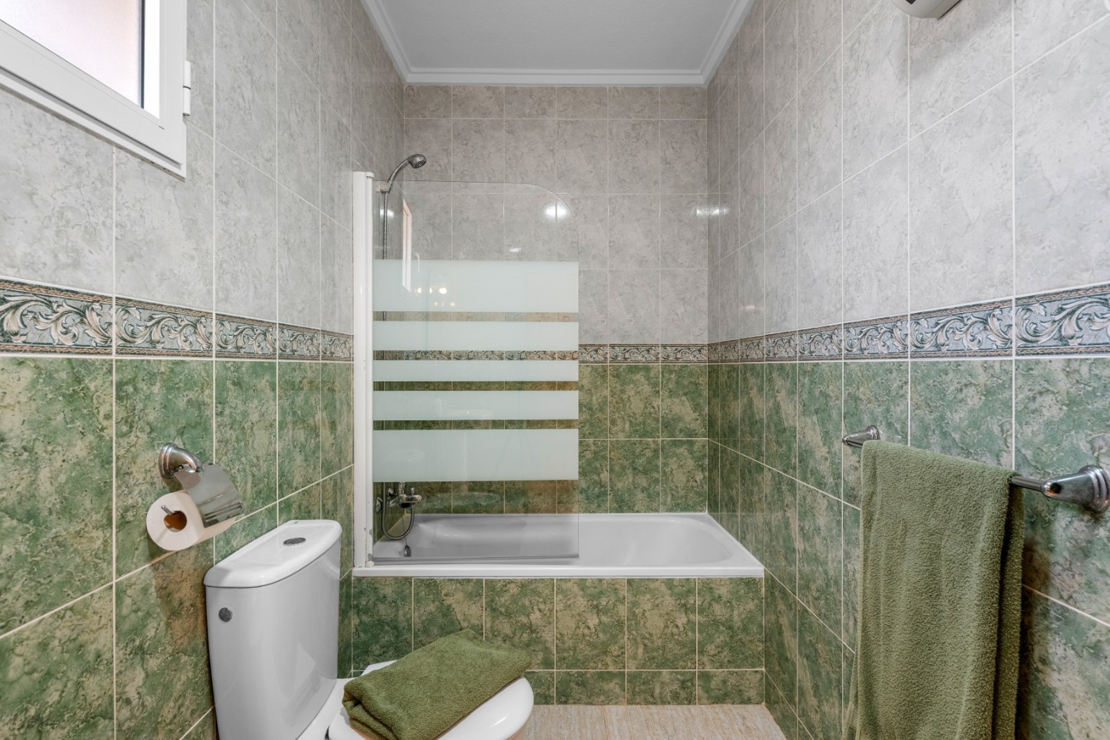 Detached villa with private pool for sale near Alicante | Quiet villa neighborhood | Costa Blanca
Palmhouses proudly presents this excell