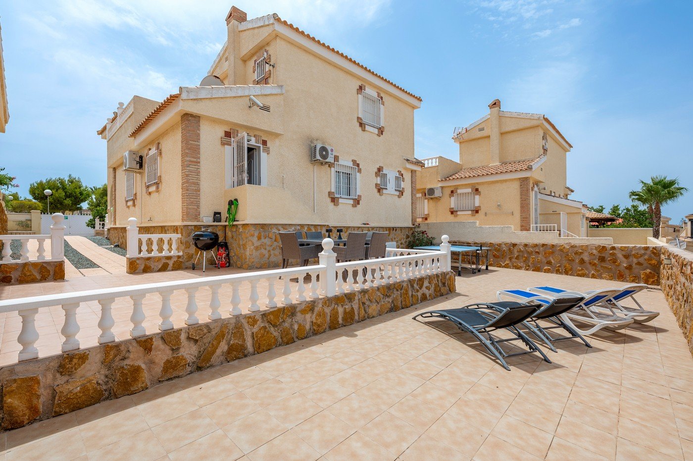 Detached villa with private pool for sale near Alicante | Quiet villa neighborhood | Costa Blanca
Palmhouses proudly presents this excell