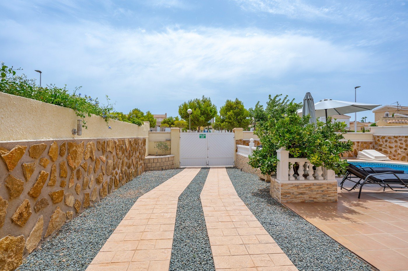 Detached villa with private pool for sale near Alicante | Quiet villa neighborhood | Costa Blanca
Palmhouses proudly presents this excell