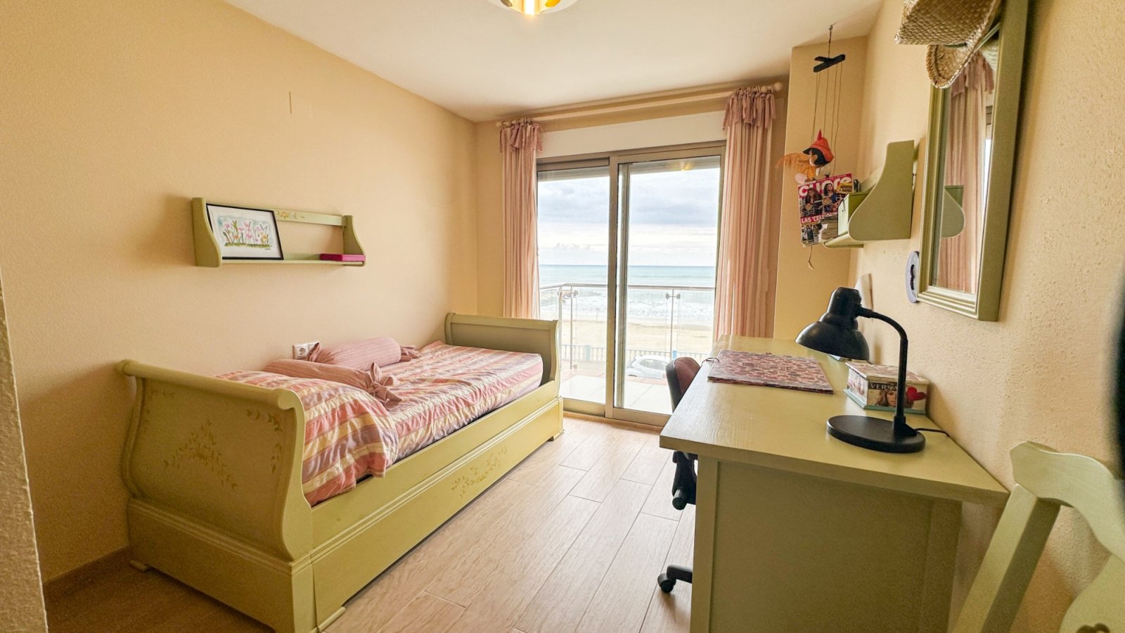 präsentiert dieses spektakuläre Strandapartment in Torrevieja mit atemberaubendem, unverbaubarem Meerblick.&amp;#13;&amp;#13;
Das Apartment