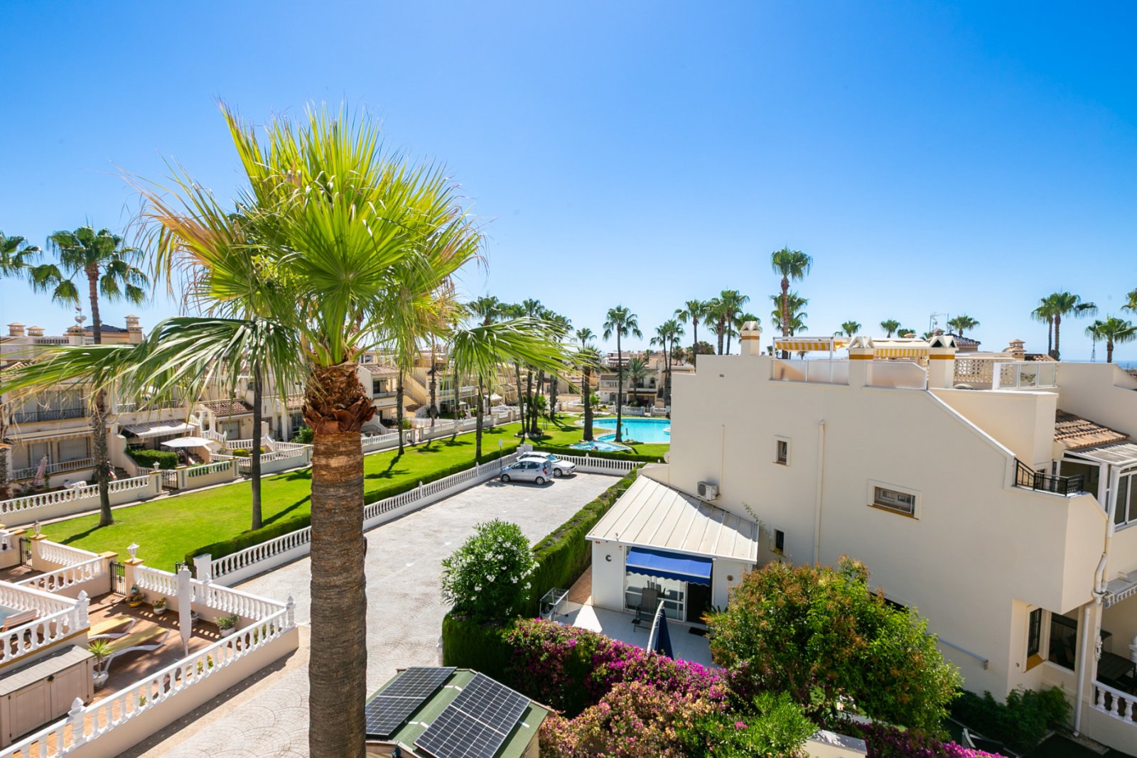  Entdecken Sie diesen wunderschönen Bungalow im Obergeschoss in der beliebten Wohnanlage Residencial Jerez in Playa Flamenca, einer der begehrtesten W