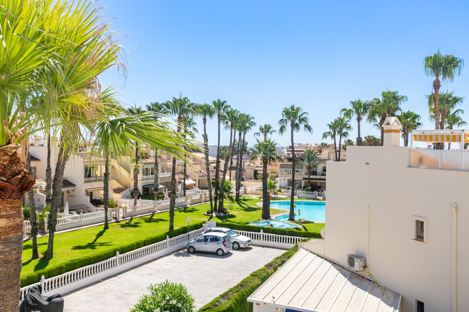  Entdecken Sie diesen wunderschönen Bungalow im Obergeschoss in der beliebten Wohnanlage Residencial Jerez in Playa Flamenca, einer der begehrtesten W
