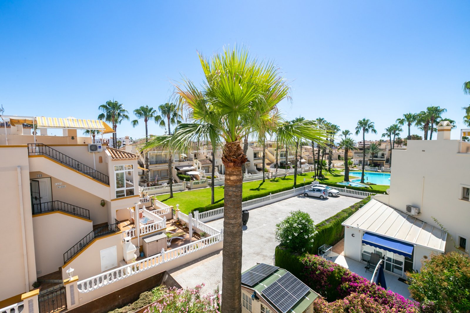  Entdecken Sie diesen wunderschönen Bungalow im Obergeschoss in der beliebten Wohnanlage Residencial Jerez in Playa Flamenca, einer der begehrtesten W