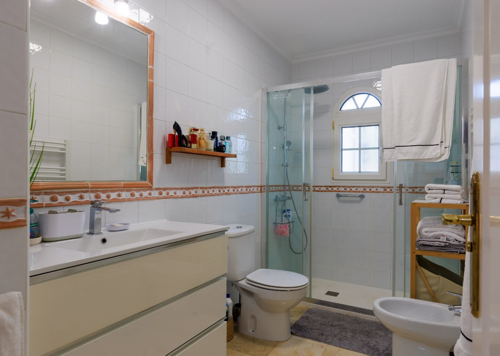  2 Schlafzimmer | 2 Badezimmer | Privates Solarium | 34 m² Untergeschoss | Gemeinschaftspool | Südwestlage | Voll möbliert
Dieses wunderschö