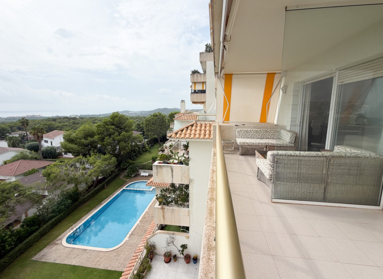 Beeindruckende Meerblickwohnung in Sitges – Temporäre VermietungGenießen Sie das Beste von Sitges in dieser geräumigen, voll eingerichteten 3-Zim
