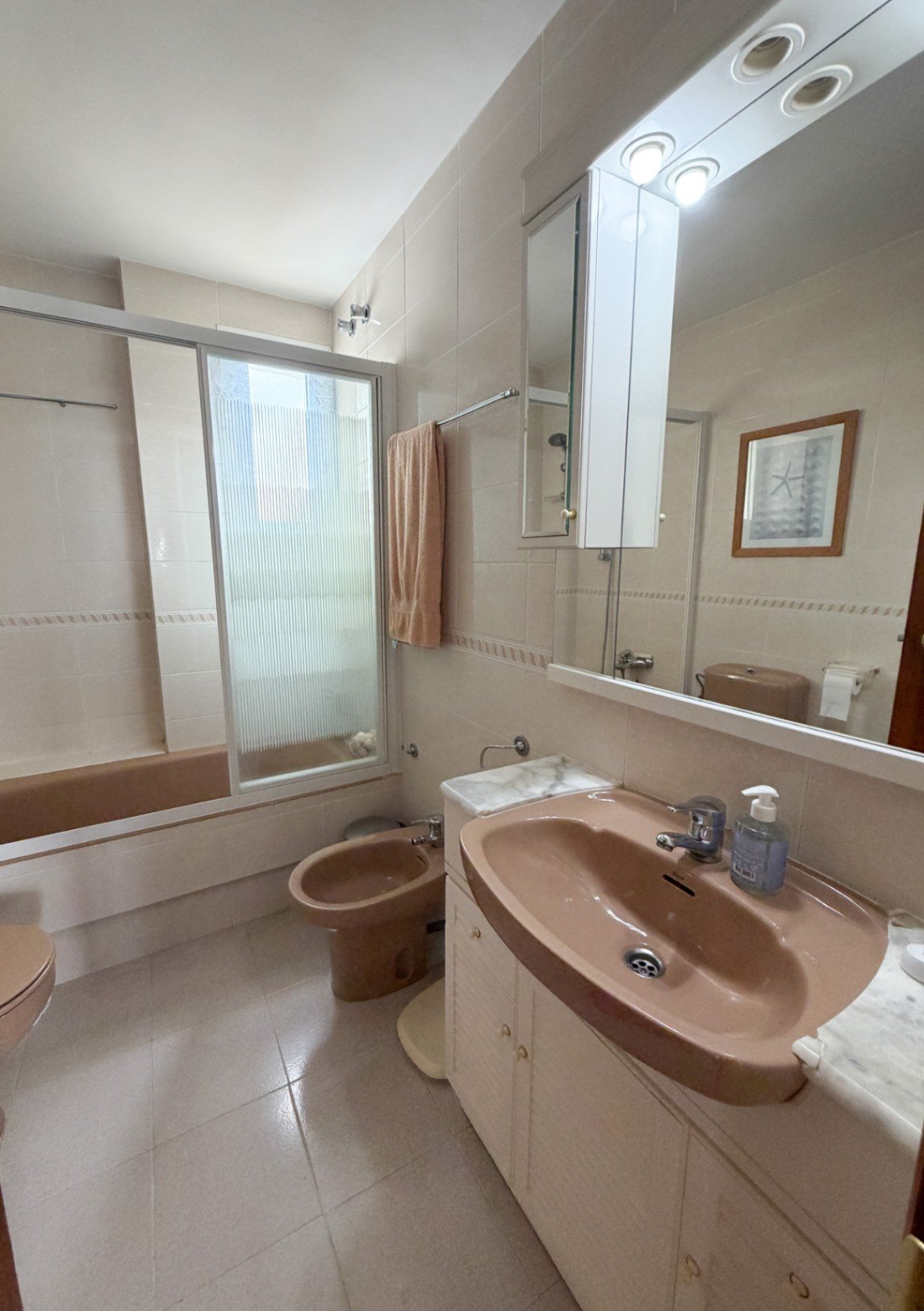 Beeindruckende Meerblickwohnung in Sitges – Temporäre VermietungGenießen Sie das Beste von Sitges in dieser geräumigen, voll eingerichteten 3-Zim